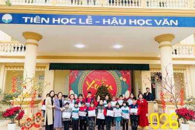 TRƯỜNG TIỂU HỌC TRẦN VĂN LAN TỔ CHỨC TRAO QUÀ TẾT CHO HỌC SINH CÓ HOÀN CẢNH KHÓ KHĂN VƯƠN LÊN TRONG HỌC TẬP